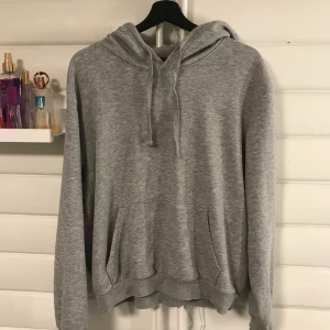 Hoodie - Vanlig grå hoodie, använd fåtal gånger men är som nyskick.