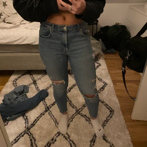 Zara jeans  - Jeans från zara. Med slitningar. Passar inte mig längre. Använt mycket. Fortfarande i bra skick. Väldigt fina. Älskar att ha dem på sommaren. ✨❤️    