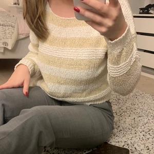 En stickad tröja - Vit stickad randig tröja