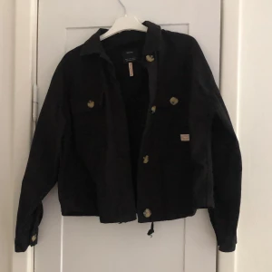 Bershka jacka strl M - En svart jacka från Bershka. Storlek M. 130kr (köparen står för frakt)