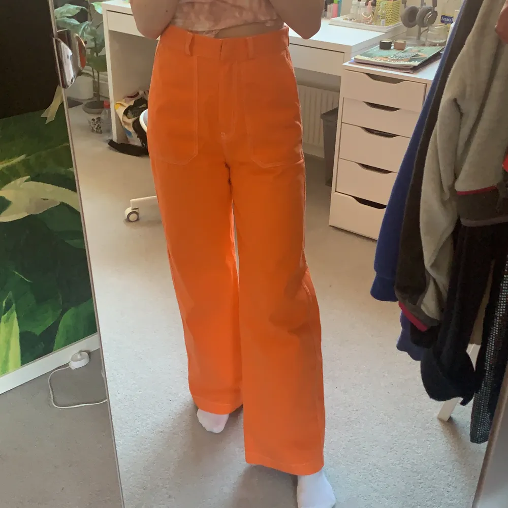 Coola orangea byxor från Junkyard i storlek S. Säljer dom för att dom är för stora, endast använda några enstaka gånger. Frakt ingår inte i priset, möts eventuellt upp i Malmö. . Jeans & Byxor.