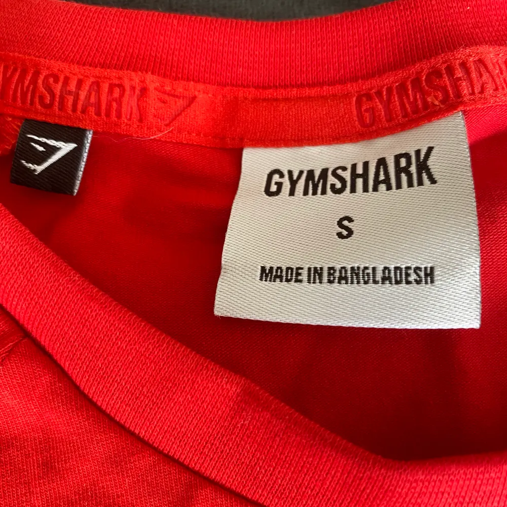 Helt oanvänd gymshark T-shirt som inte kommit till användning!. T-shirts.