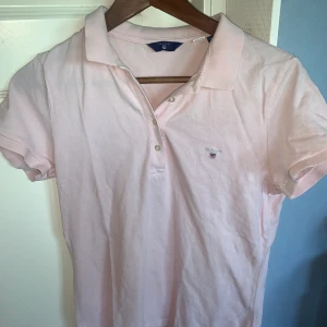 Gantpike - Säljer denna ljusrosa gantpike som inte kommer till användning längre, knappt använd så fint skick. Ganska liten i storleken så passar S/ liten M. Köpare står för eventuell frakt.