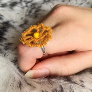 EarthlingsSilver UF 10 - Ring nr 10. Ringstommen är justerbar och gjord av silver. 1/5 av ringens kostnad går till WWF. Du betalar ringens kostnad+frakt. 