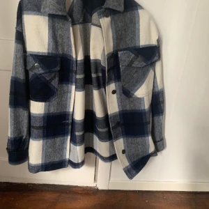 Zara jacka  - Säljer nu min populära jacka ifrån zara då den inte riktigt passa mig. Storlek XS men skulle säga att den är lite större i storleken. Använd cirka två gånger!! 350 + frakt, nypris tror jag var runt 500kr. 