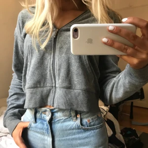 Luvtröja grå - En super härlig zip-kofta i velour från Cubus. Aldrig använd och i nyskick. Sitter super bra och materialet är väldigt fint. Den har även en stor fin luva. Nypris=249kr 