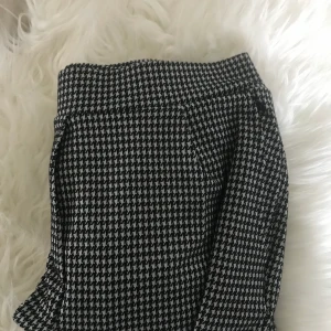 Kostymbyxor  - Rutiga kostymbyxor. Säljer på grund av att de tyvärr är för stora och därmed har jag aldrig använt dom. Köparen står för eventuell frakt☺️