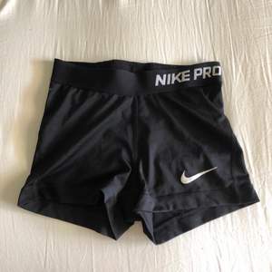 Nike PRO shorts i strl XS. Väl använda men i gott skick. Köparen står för frakt på 42 kr.