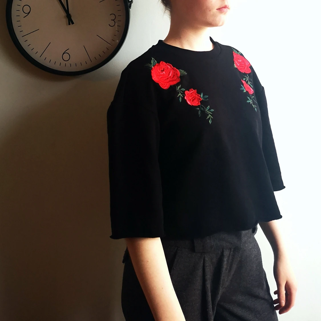 Svart tröja med rosor