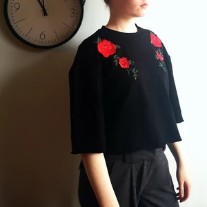 Svart tröja med rosor - Svart tröja i lite tjockare tyg med broderade rosor 🌹🖤 Den köptes ny med klippta ärmar och nederkant, alltså inget som fransar upp sig. XS men passar för större. Köparen står för frakt! 