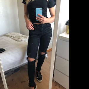 Slitna svarta jeans - Svarta/mörkgrå jeans med slitningar och hål. Extra slitningar längst ner. Stretchiga. Från zara stl 34.