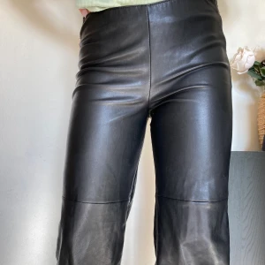 Skinnbyxa - Ett par snygga skinnbyxor från Gina tricot i storlek 36 men passar även 38! Det måste ha hänt något med bilderna då materialet slutet ut, det är dem inte! 😙 Kan skicka bild vid intresse! (SWISH) frakt=63kr