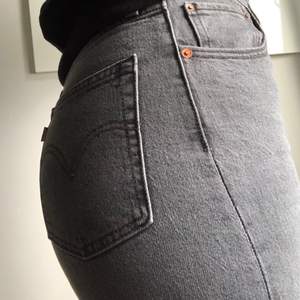 Supersnygga jeans ifrån Levis, nypris 1 245 kronor. Modellen heter ribcage flare och dom är i storlek 27. Endast använda en gång och säljs pga att jag tycker att dom inte riktigt passar mig. Betalning sker via swish & kunden står för frakt🥰