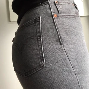 Levis jeans - Supersnygga jeans ifrån Levis, nypris 1 245 kronor. Modellen heter ribcage flare och dom är i storlek 27. Endast använda en gång och säljs pga att jag tycker att dom inte riktigt passar mig. Betalning sker via swish & kunden står för frakt🥰