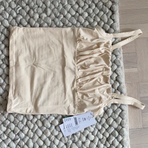 Topp - Frakt tillkommer 63kr (jag är 1.62) 