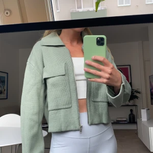 Grön jacka/kofta  - Oanvänd loft jacka från ginatricot. Frakt tillkommer på 63kr. (Jag är 1.62) 