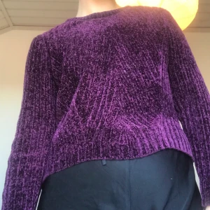 Stickad tröja från bikbok - Säljer denna stickade tröja från bikbok! Den är i ett superskönt material, typ sammet! <3 möts upp i Stockholm eller fraktar!!