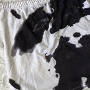 Minikjol med ko mönster ! - Super cool minikjol med ko mönster !! Har bara använt 1 gång, står L men passar mig som M också :) Köpt från Noisy May