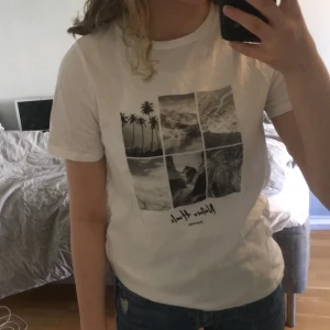 t- shirt med tryck - Vit t-shirt med svartvitt tryck från NA-KD, använd max 3 ggr så väldigt bra skick