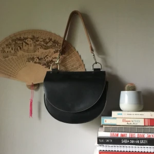 svart väska💖 - väska från märket carin wester, köpt på åhlens. den har 2 olika band, ett längre och ett kortare så man kan välja. 