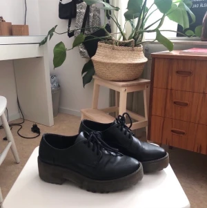 skor - Det är dags för mina älskade skor att få vandra vidare! Dom är i mycket fint skick och har nya skosnören