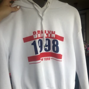 Crophoodie - En superfin och mysig hoodie från H&M💞 Storlek M💞Den är i superfint skick och är inte mycket använd☺️💖 Frakt inkl i priset💖 Hör av dig för frågor eller annat☺️