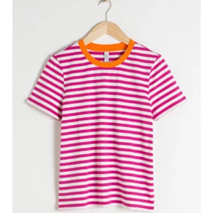 Randig T-shirt - Skit cool T-shirt från & other stories. Köptes för 250kr💗