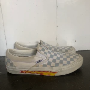Rutiga Vans med eldsflammor  - Egendesignade ljusblårutiga vans med eldsflammor på sulorna. Köpta förra våren