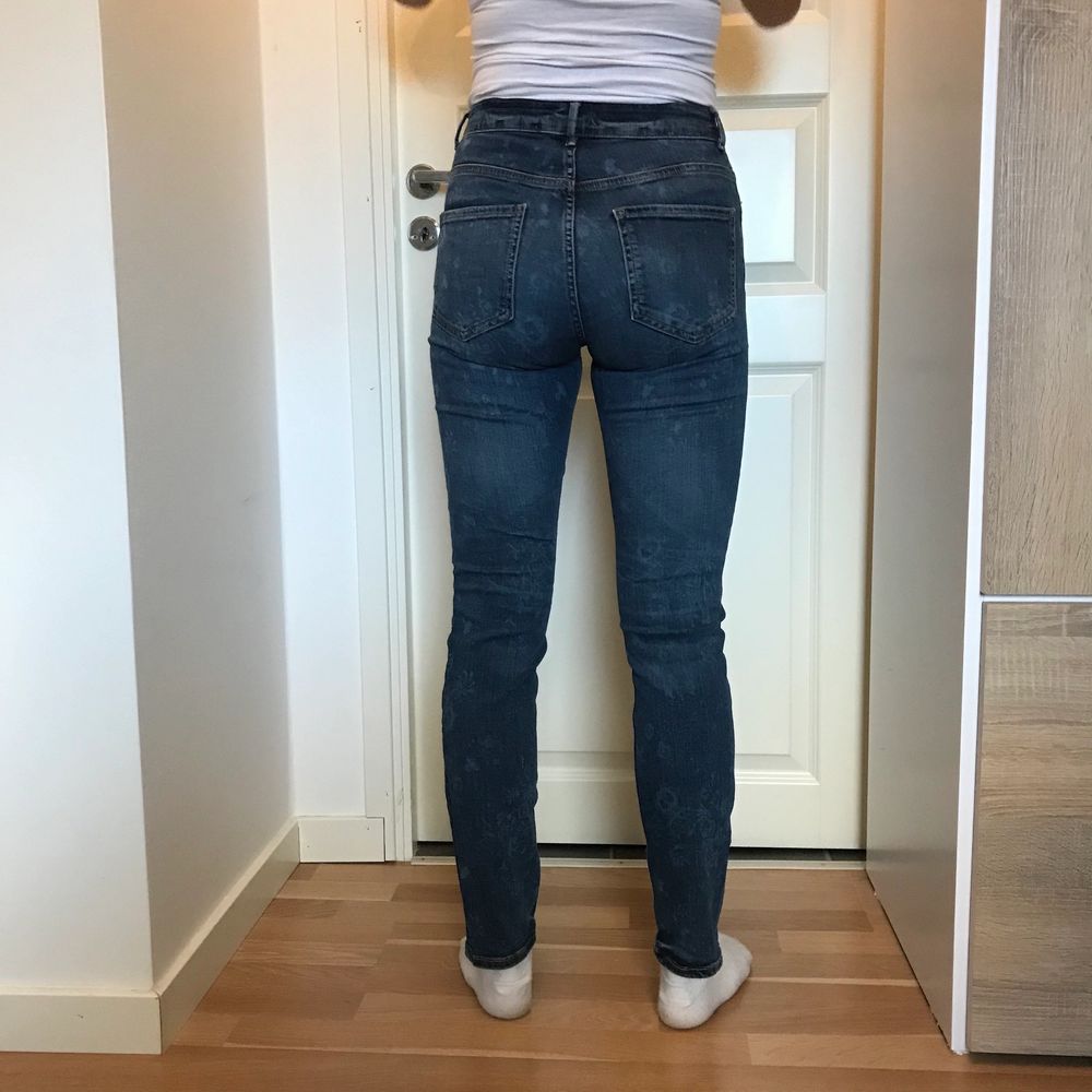 Splitter nya jeans mycket bekväma och fina detaljer, storlek S🌸 Köparen står för frakten🌸. Jeans & Byxor.
