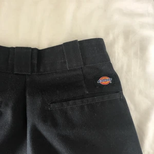 Svarta Dickies (874) byxor - Säjer mina superfina svarta dickies 874 Original Fit pga att jag inte använder så ofta, tyvärr. De är inte speciellt gamla och har använt de väldigt varsamt så de är i gott skick. Möts i Stockholm annars står köparen för frakt💞