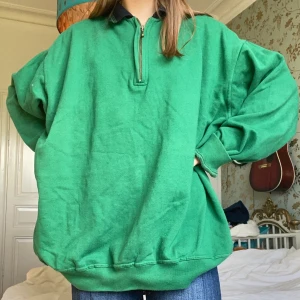 Grön sweatshirt  - En fin grön sweatshirt jag har köpt secondhand!😊 Den är väldigt mjuk inuti och jag har bara använt den några få gånger. Frakt tillkommer💕