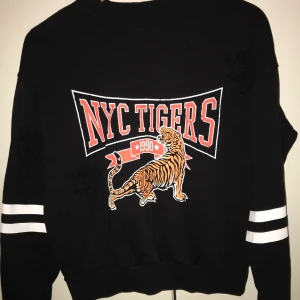 Tiger tröja  - Gina tricot tiger tröja med slitna hål. Köparen står för frakten✨