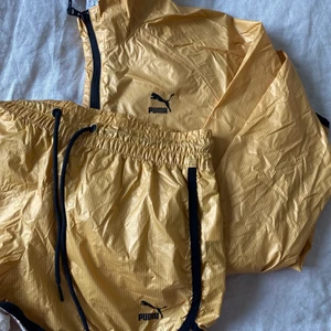 PUMA SET GOLDEN COLLECTION - Gyllene träningsset från Puma✨✨ Mycket sparsamt använd, nästintill nyskick. Medelhög krage, zipficka på höger bröst, två ”vanliga” fickor & luftintag på ryggen! Snörning på shortsen. Nypris över 1000-lappen. Windbreaker & matchande shorts för 250kr💖