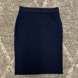 Marinblå längre kjol - En enkel o snygg marinblå kjol