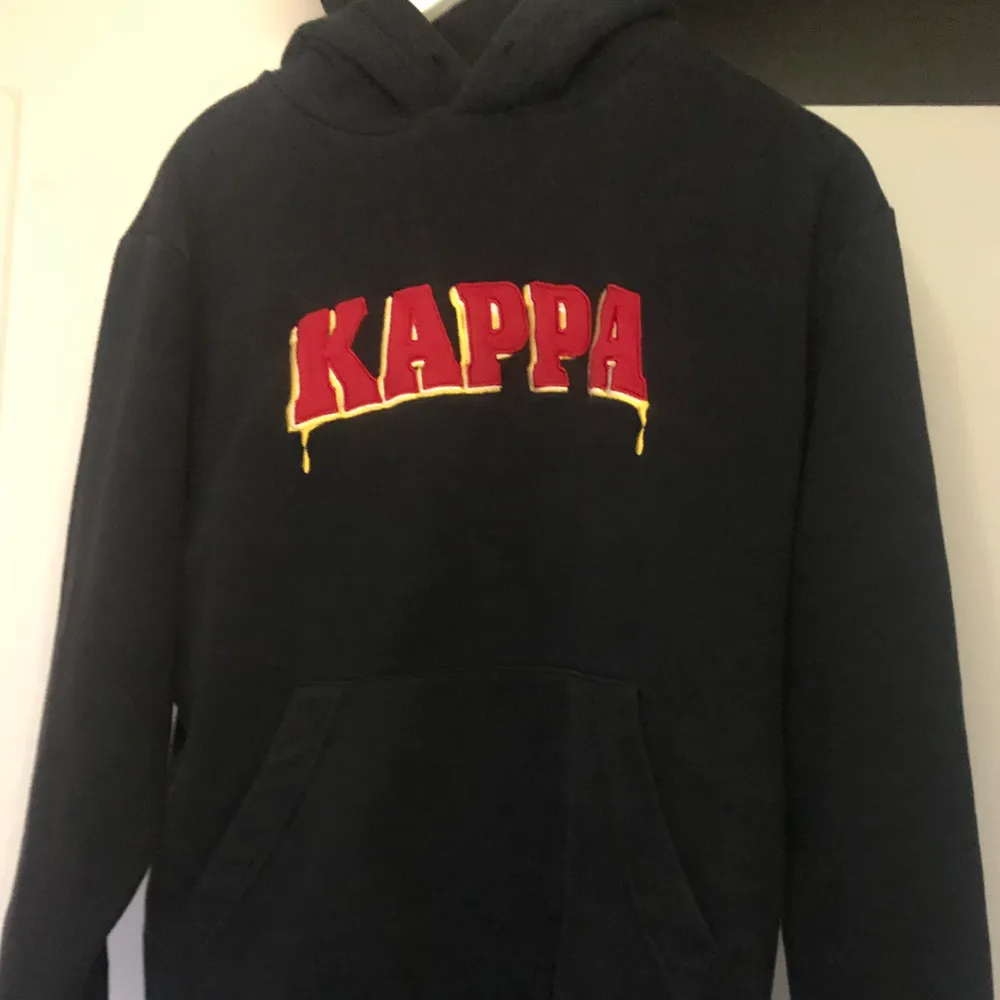 Vintage Kappa hoodie med gult och rött tryck. Köpt secondhand men är fräsch. Passar storlek s/m. Frakt ingår ej🥰. Hoodies.