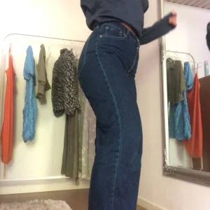Mörkblå jeans! - Säljer mina supersnygga och trendiga jeans från Monki då se tyvärr inte passar mig! Om du vill ha mer information eller se fler bilder är det bara att höra av sig💐 köparen står för frakten🥰