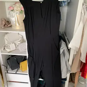Jumpsuit svart med bälten str s