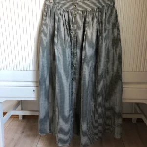 Kjol - Midi kjol ifrån NA-KD med knappar framtill 