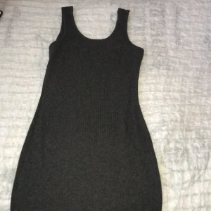 Klänning - En basic klänning från Gina Tricot som sitter som en smäck! Använd men i bra skick. Frakt ingår. ;))