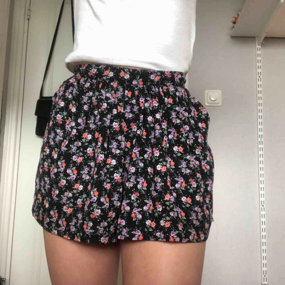 Shorts-kjol med blommigt mönster och fickor. Passar s men en simpel säkerhetsnål, väldigt skön och använd fåtal ggr. Bara att höra av sig vid frågor!🍀. Kjolar.
