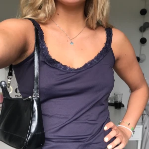 Lila linne - Gulligt lila linne i storlek medium. Elastiskt material så passar nog allt från xs-l beroende på hur man vill att det ska sitta. 