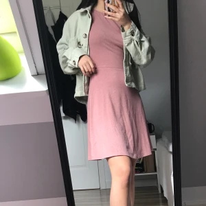 Rosa klänning - Rosa klänning med öppen rygg (se bild). Materialet är ganska tunt och ”glittrigt”. Perfekt till sommaren. 