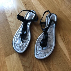 Sandaler 🌻 -  •Storlek 39 •Bra skick 👌🏼  📍Kan hämtas i Mölnlycke  📮Kan skickas mot fraktkostnad 🚫Djurfritt och rökfritt hem 