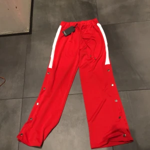 Oanvända festbyxor  - Häftiga röda festbyxor med slits nertill. Oanvända. Storlek S💕