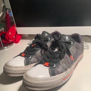 Sad Boys x Converse Skor - Skor designade utav Sad Boys. Köpte dom på deras sida för några månader sen vid deras släpp för typ 1200kr om jag inte kommer ihåg fel. Det tog slut snabbt så det är en exklusiv piece. Dom är lite slitna och därför det låga priset. Crep Protect ingår ;)