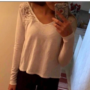 Långärmad vit tröja  - Söt tröja från Hollister. Bra skick. Passar även S. Köparen står för frakten🌟🌟