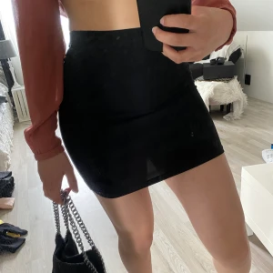 Superfin kjol - Kjol från H&M. Väldigt bra skick. Köparen står för den eventuella frakten❣️