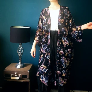 Tunn cardigan - Tunn cardigan med japansk inspirerat blommönster 🐼🌺 Storlek L men går att bäras oversize, själv har jag XS. Köparen står för frakt! 