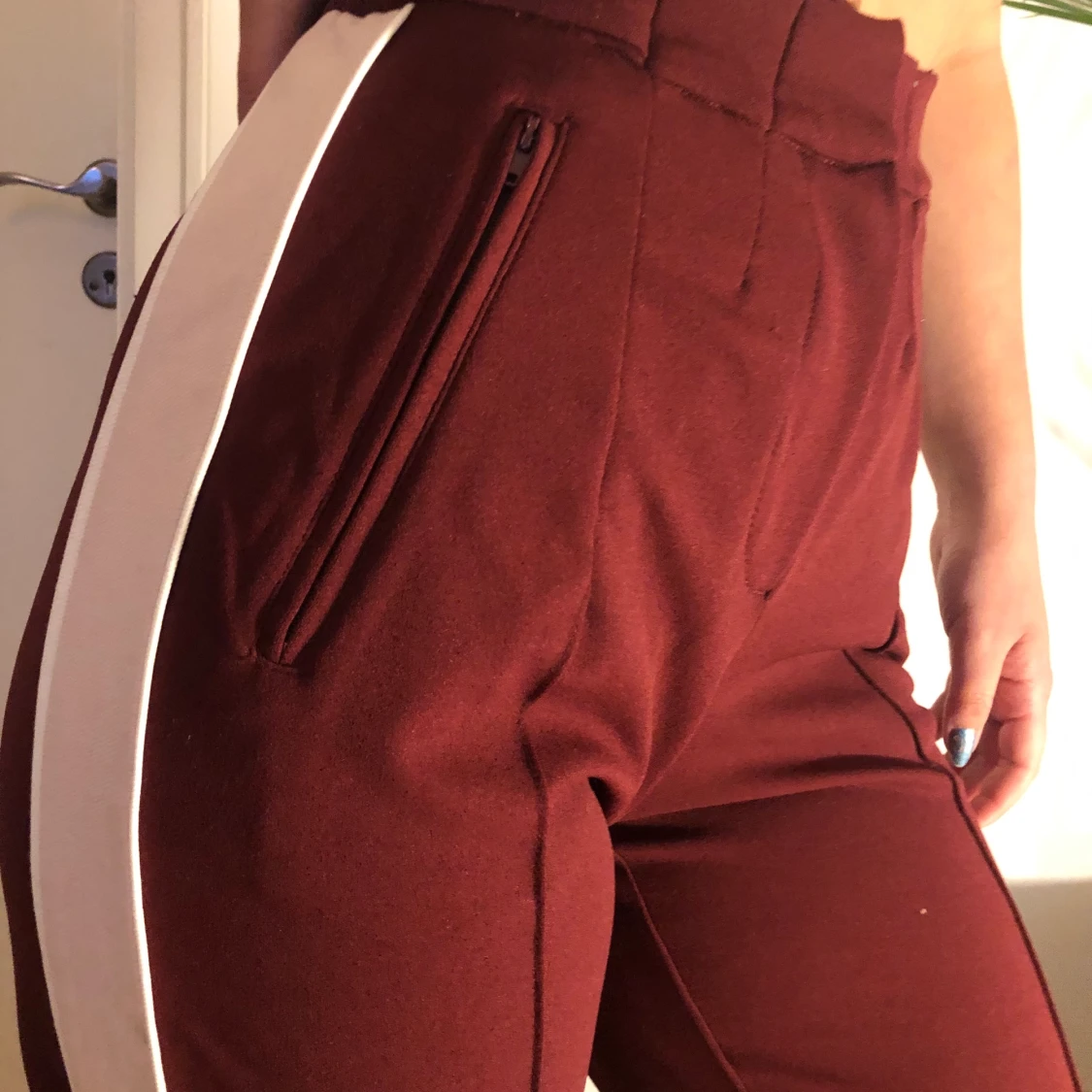 Röda kostymbyxor