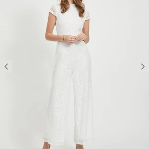 spetsprydd jumpsuit - Endast testad, säljer för att jag köpte fel storlek  nypris: 688kr